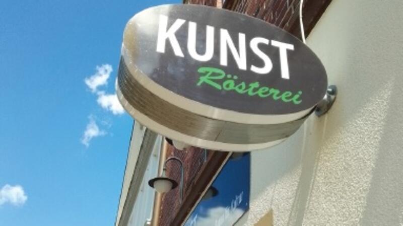 Kunströsterei: Sven Brauer zeigt seine maritimen Zeichnungen Schild von der Kunströsterei am Ostfleth 36