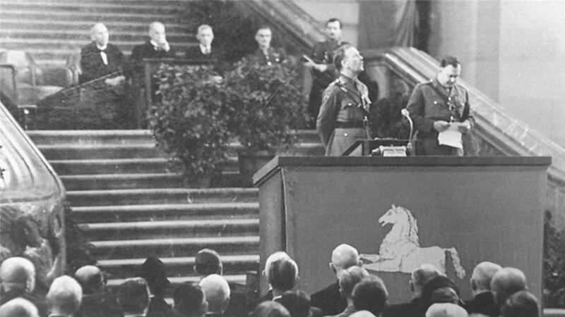 In der Kuppelhalle des Neuen Rathauses von Hannover tritt am 23. August 1946 der erste "Hannoversche Landtag" zusammen - am Mikrofon Generalleutnant Robertsen. Aus der preußischen Provinz Hannover wird im Herbst das Land Niedersachsen.