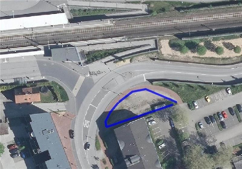 In der Kurve der Einfahrt zum S-Bahntunnel ist noch ein kleineres Grundstück frei (blau gerandet). Was dort geplant wird, ist offen.Foto: LGLN