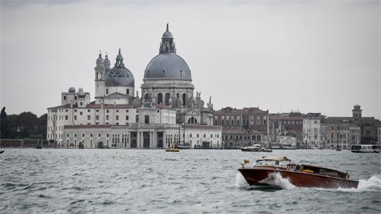 In der Lagune von Venedig sind viele Wassertaxis unterwegs. (Archivbild)