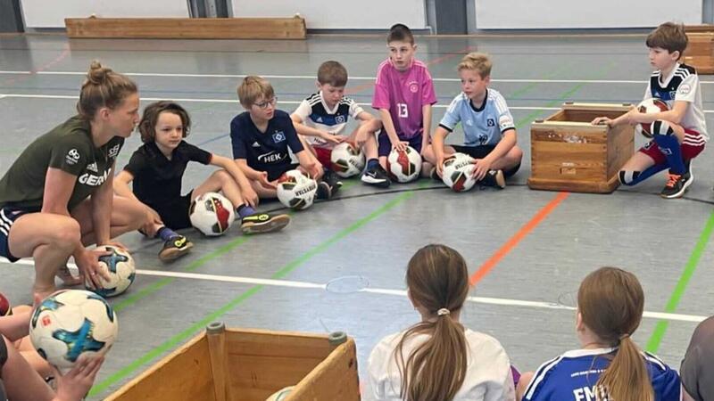 In der Lamstedter Grundschule gab Tabea Kemme Fußballtraining.
