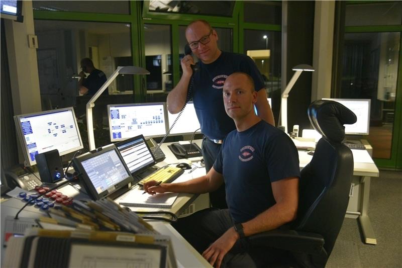 In der Leitzentrale der Dow-Werkfeuerwehr haben Henning Klensang und Christof Herold (sitzend) das Kommando. Fotos Beneke