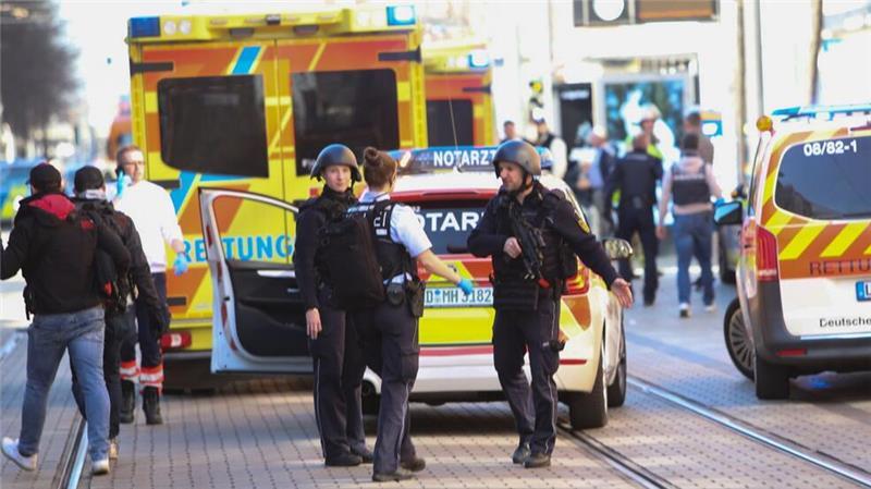 In der Mannheimer Innenstadt ist ein Fahrzeug in eine Menschenmenge gefahren. Dabei kamen zwei Menschen ums Leben.