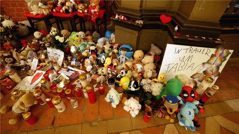 Pastor zu Fabian: „Uns bewegt alle die Frage nach dem Warum“ In der Marienkirche in Güstrow erinnern am Mittwoch Plüschtiere und Grablichter an den getöteten Fabian.