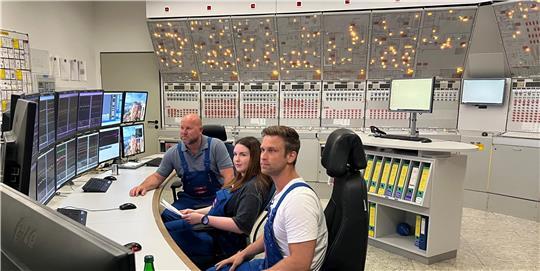 In der Messwarte der Dowanol-Produktion: Stefan Zobel (von links), Lorraine Janowski und Tim Schommartz überwachen die Prozesse, die rund um die Uhr laufen.