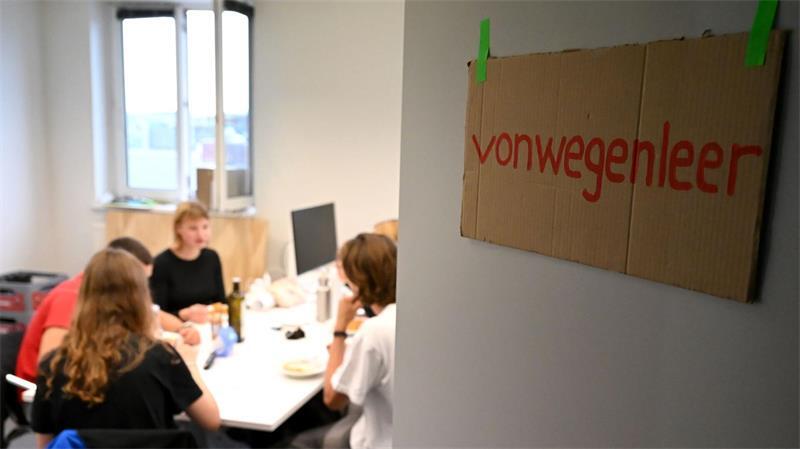 Hamburger Wohnungsnot: Einst Schokofabrik, bald WG In der Mittagspause isst das Team gemeinsam Nudeln mit Pesto.