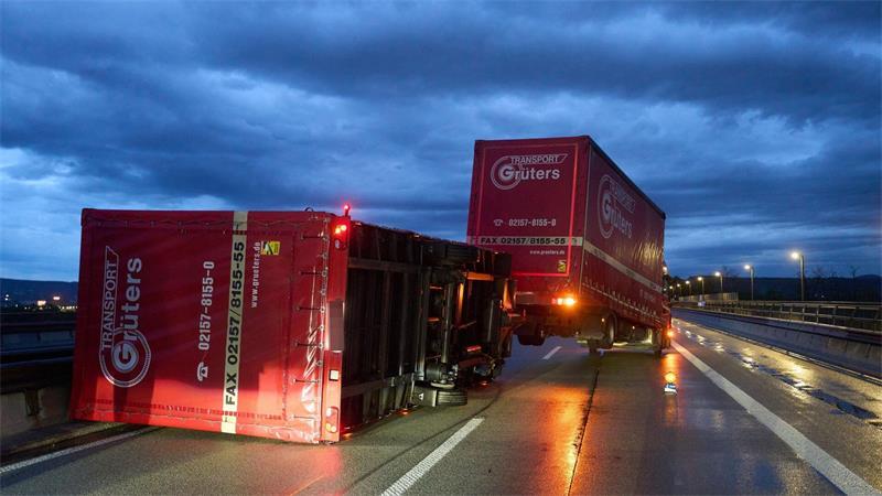 Gewitter toben über Deutschland – Tote und Tornado-Verdacht In der Mitte Deutschlands tobte der Sturm besonders schwer.