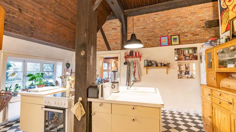 In der Mitte der Küche befindet sich eine Kochinsel.