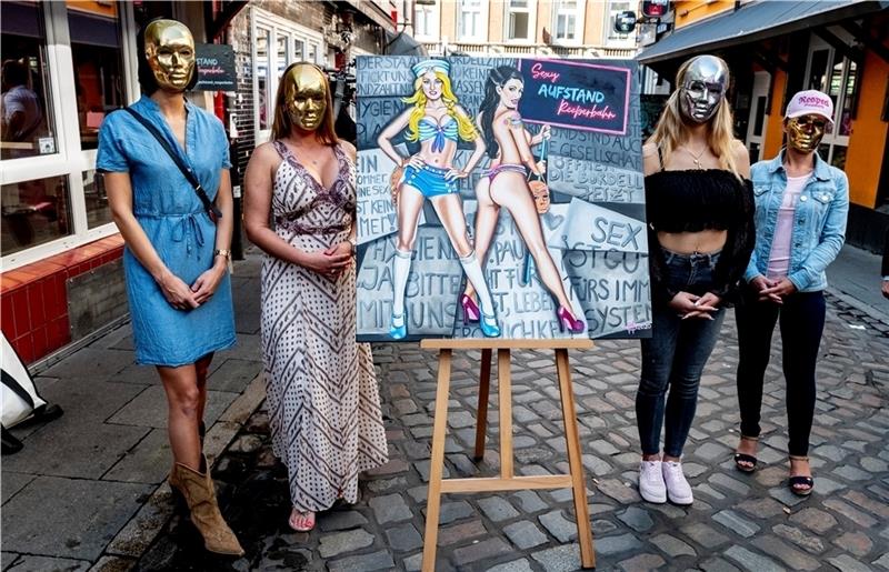 In der Mitte der Sexarbeiterinnen steht das Gemälde, auf der die Gruppe Sexy Aufstand Reeperbahn verewigt ist.  Foto: Heimken/dpa