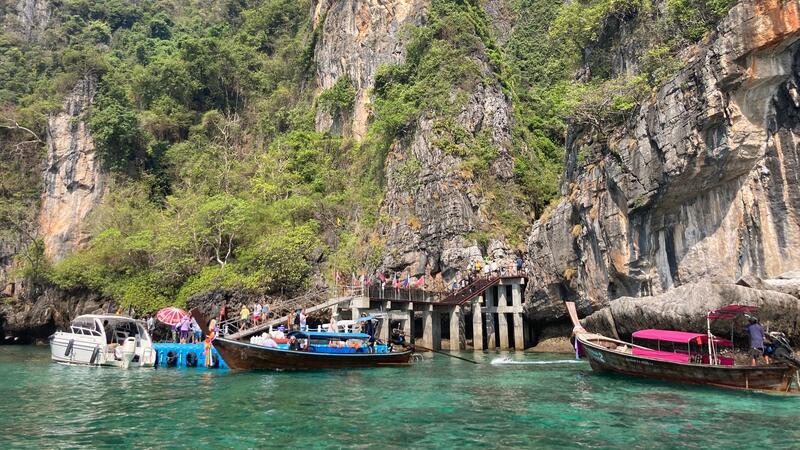 Kultstrand Maya Bay wird wieder für zwei Monate geschlossen In der Monsunzeit herrscht an der Anlegestelle hoher Wellengang. (Archivbild)