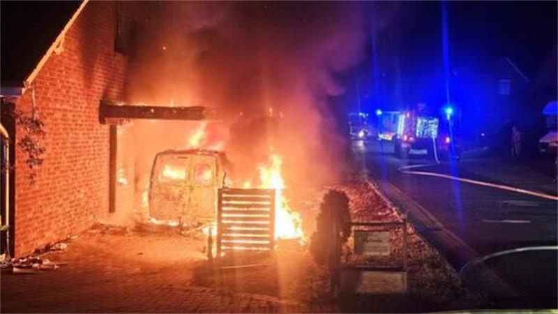 In der Mühlenbergstraße in Hemmoor-Basbeck brannten in der Nacht ein Carport und ein Auto. Das Feuer griff auf ein Zweifamilienhaus über.