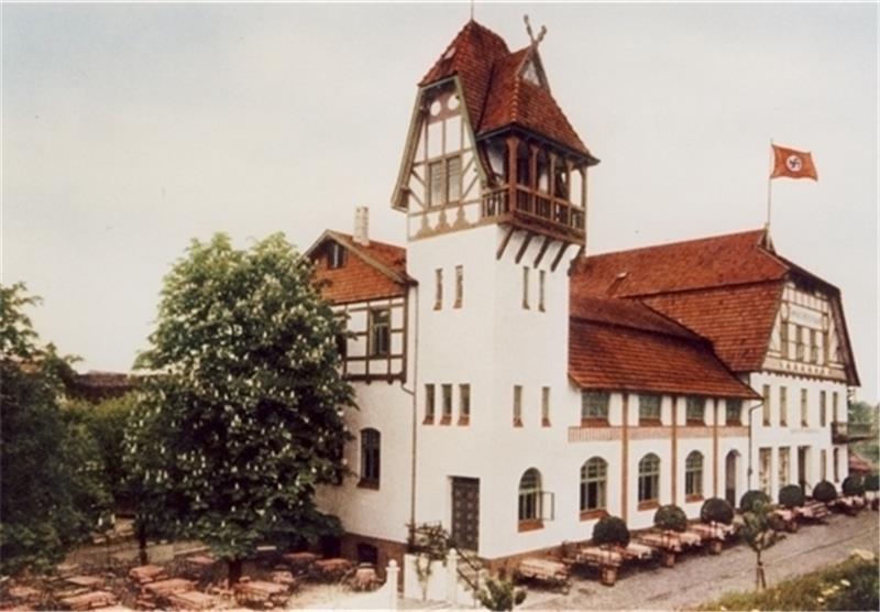 In der NS-Zeit vor dem Zweiten Weltkrieg floriert das Kirschenland, als ganze Ortsgruppen der NSDAP hier feiern. Foto Archiv