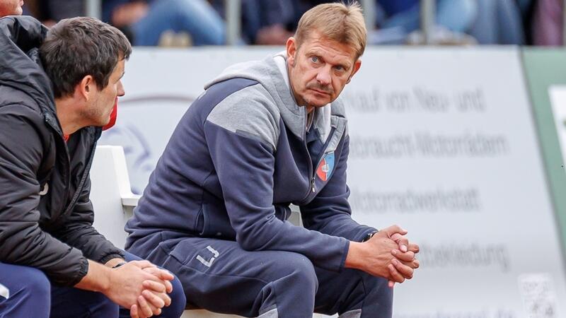 Warum Jagemann immer als „Feuerwehrmann“ einspringt – D/A-Spiel fällt aus In der Nachspielzeit gegen Jeddeloh musste der neue D/A-Co-Trainer Lars Jagemann mit ansehen, wie Drochtersen/Assel zwei Treffer zum 2:2-Ausgleich kassierte: „Das sind Fehler, die passieren, wenn du verunsichert bist“, sagt er.