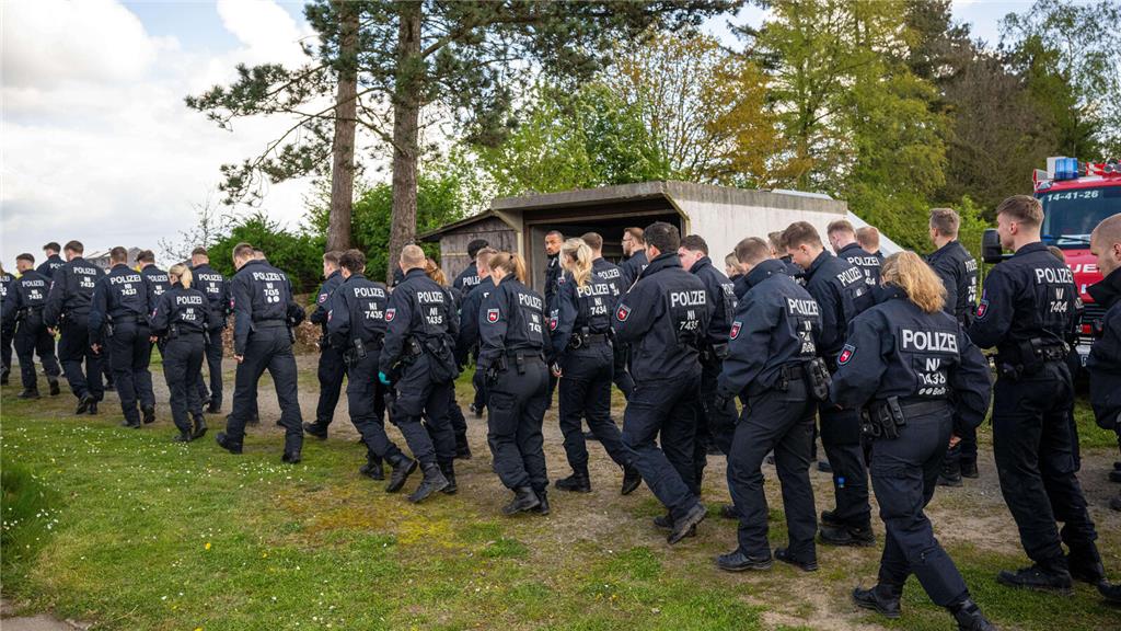In der Nacht haben Hunderte Einsatzkräfte von Polizei, Feuerwehr und DRK nach de...