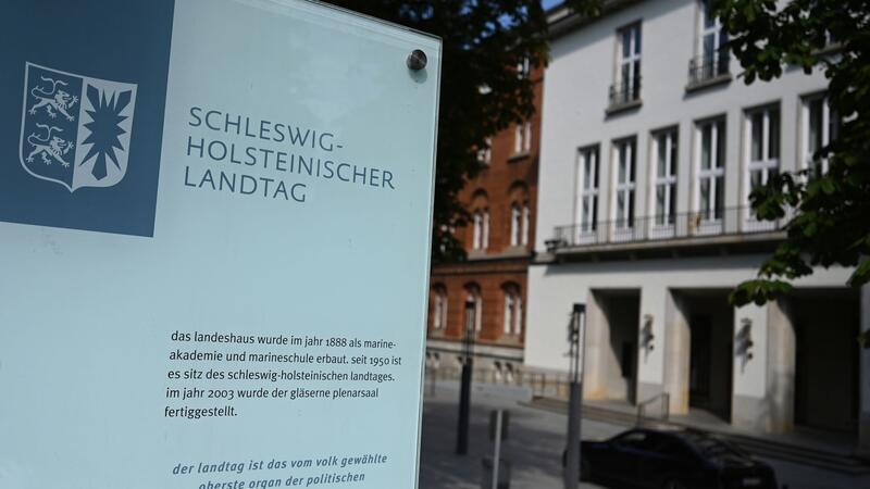 In der Nacht haben Unbekannte am zweiten Jahrestag des Massakers in Israel mit 1.200 Toten anti-israelische Parolen an den Landtag in Kiel gesprüht. (Symbolbild)