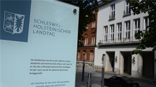 In der Nacht haben Unbekannte am zweiten Jahrestag des Massakers in Israel mit 1.200 Toten anti-israelische Parolen an den Landtag in Kiel gesprüht. (Symbolbild)