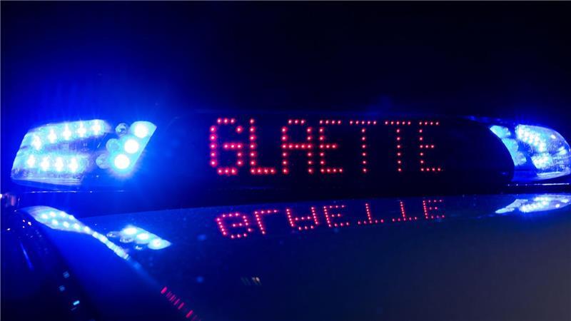 In der Nacht haben sich im Süden von Schleswig-Holstein drei Menschen bei Glätte-Unfällen leicht verletzt. (Symbolbild)