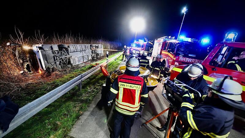 In der Nacht kam ein Reisebus auf der A44 bei Werl in Nordrhein-Westfalen von der Fahrbahn ab und kippte um.