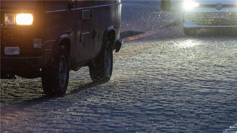 In der Nacht kam es durch glatte Straßen zu vielen Unfällen in Norddeutschland. (Archivbild)