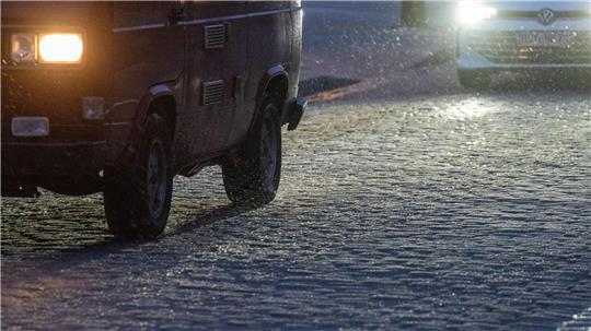 In der Nacht kam es durch glatte Straßen zu vielen Unfällen in Norddeutschland. (Archivbild)