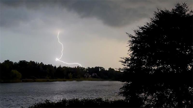 In der Nacht kann es in Hamburg, Schleswig-Holstein und Mecklenburg-Vorpommern wieder gewittern. (Symbolbild)