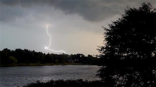 In der Nacht kann es in Hamburg, Schleswig-Holstein und Mecklenburg-Vorpommern wieder gewittern. (Symbolbild)