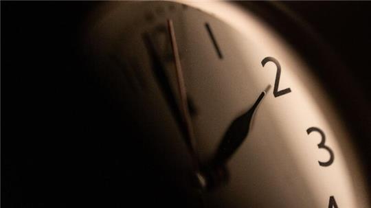 In der Nacht um drei Uhr wurde die Zeit auf zwei Uhr zurückgestellt.