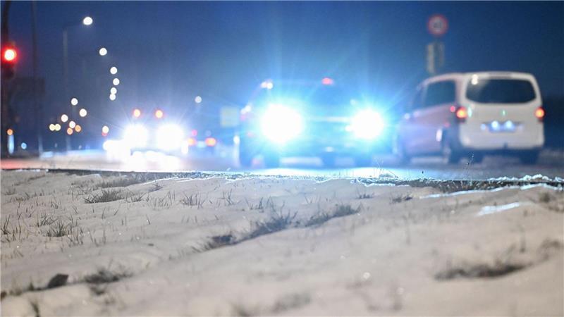 In der Nacht und am Morgen kam es zu mehreren Glätteunfällen, größere Unfälle waren aber zunächst nicht bekannt.