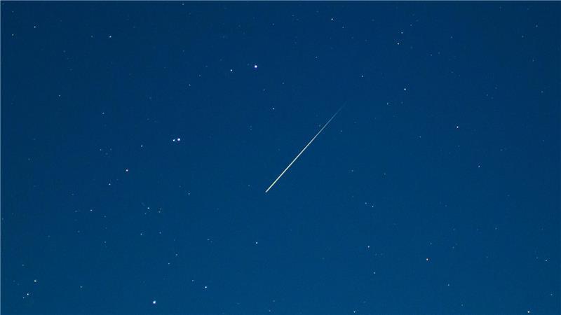 Eine Sternschnuppe leuchtet am Nachthimmel über dem östlichen Brandenburg.