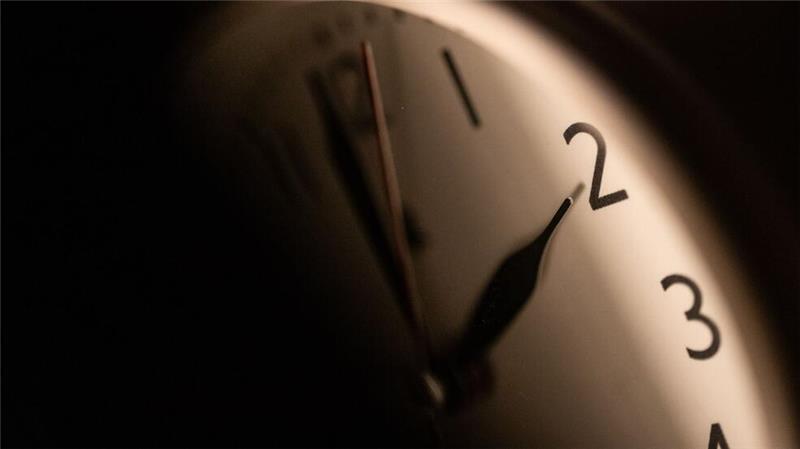 In der Nacht von Samstag auf Sonntag können viele Menschen länger schlafen. (Symbolbild) 