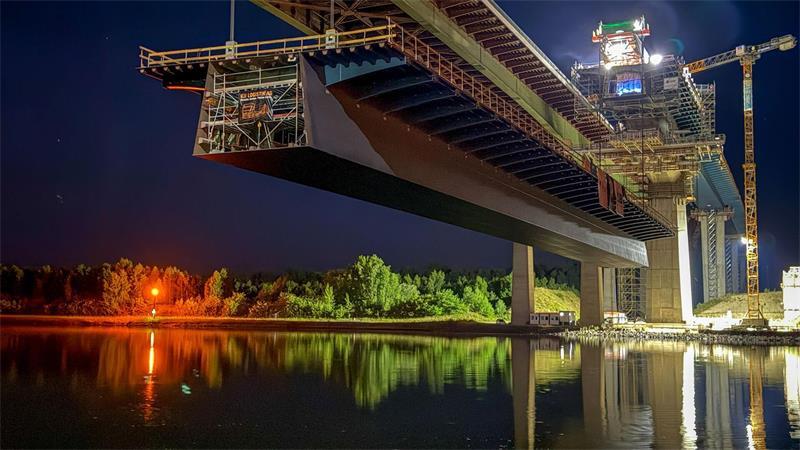 In der Nacht wurde das 1.250 Tonnen schwere Bauteil dann angehoben.