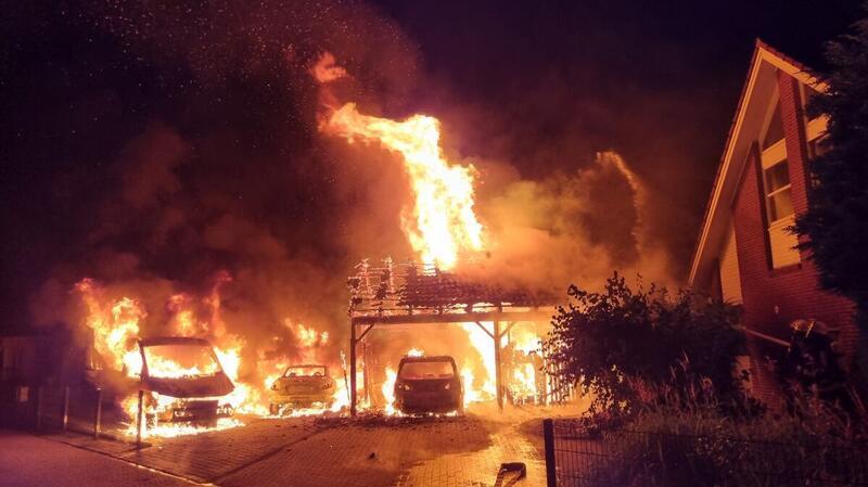 In der Nacht zum 29. August 2021 brannte es in Hemmoor lichterloh: Bei dem Feuer wurden drei Fahrzeuge und ein Carport komplett zerstört. Auch das Wohnhaus der betroffenen Familie und ein Nachbarhaus wurden beschädigt.