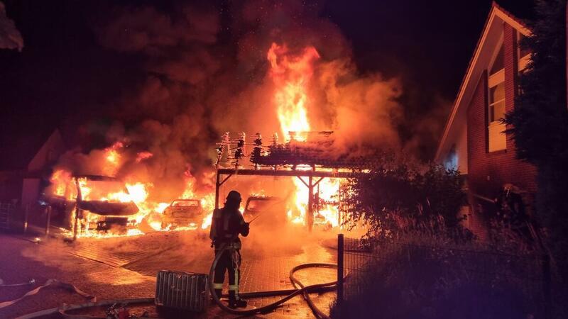 In der Nacht zum 29. August 2021 brannte es in Hemmoor lichterloh: Bei dem Feuer wurden drei Fahrzeuge und ein Carport komplett zerstört. Auch das Wohnhaus der betroffenen Familie und ein Nachbarhaus wurden beschädigt.