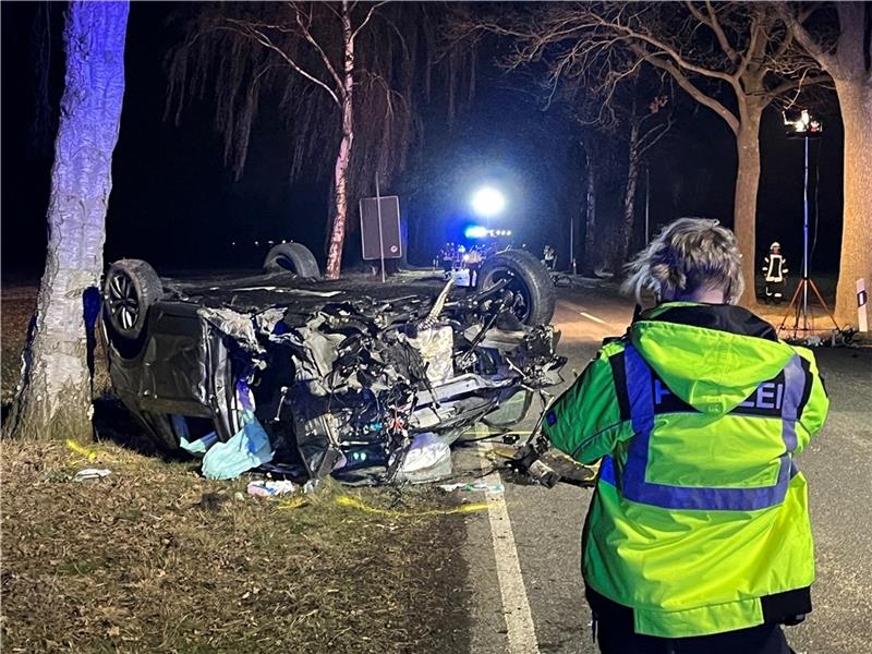 In der Nacht zum Dienstag verunglückte ein junger Autofahrer auf der L127 zwischen Buxtehude und Apensen tödlich. Foto: Vasel