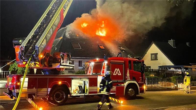 Brand in Cuxhaven: Flammen schlagen aus dem Dach eines Hauses In der Nacht zum Donnerstag ist in einem Haus in Cuxhaven ein Brand ausgebrochen. Foto: Feuerwehr