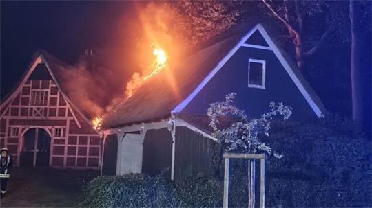 In der Nacht zum Montag stand bereits ein Schuppen mit Reetdach in Hemmoor in Flammen.