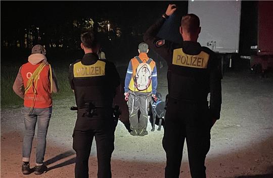 In der Nacht zum Sonnabend wurde mit Spürhunden nach der vermissten Seniorin in Bremervörde gesucht. Symbolfoto: dpa