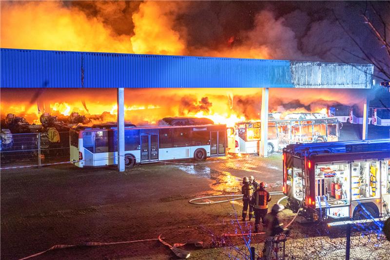 In der Nacht zum Sonntag brannten bei der Firma Alga in Sittensen rund 25 Busse in einer offenen Lagerhalle. Foto: JOTO