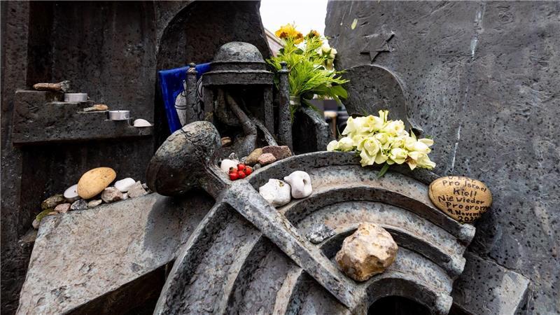 In der Nacht zum Sonntag haben Unbekannte laut Polizei am Mahnmal einen Davidstern, ein Bild und Kerzen über den Gehweg verstreut und teils zertreten. (Archivbild)