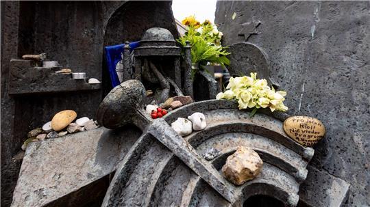 In der Nacht zum Sonntag haben Unbekannte laut Polizei am Mahnmal einen Davidstern, ein Bild und Kerzen über den Gehweg verstreut und teils zertreten. (Archivbild)