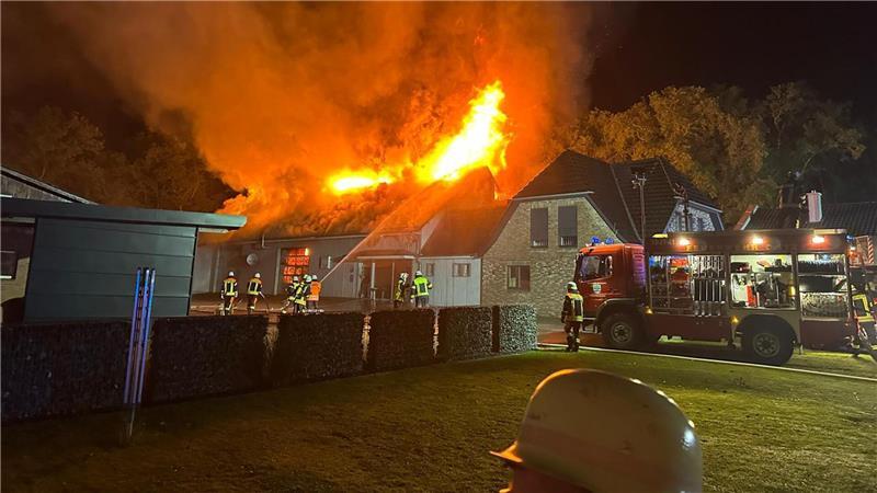„Danke“: Zobel setzt nach Großbrand Zeichen für freiwillige Feuerwehr In der Nacht zum Sonntag kam es zu dem Brand der Kfz-Werkstatt in Mehedorf. Die Feuerwehr war mit rund 300 Brandschützern im Einsatz.