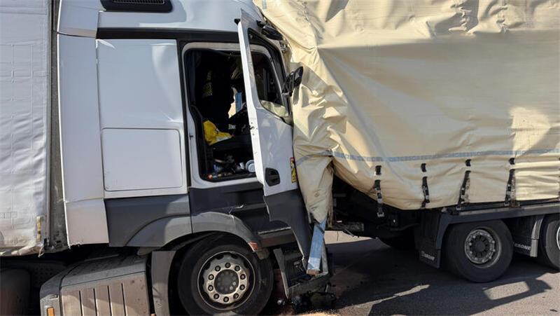 In der Nähe der A7-Anschlussstelle Hamburg-Hausbruch sind zwei Lkw kollidiert.
