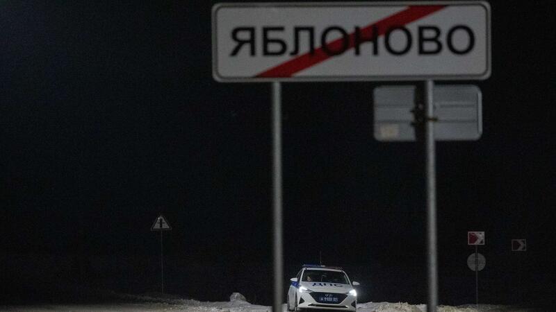Viele offene Fragen nach Absturz von russischem Transporter In der Nähe der Absturzstelle des russischen Militärtransportflugzeugs in der Nähe von Jablonowo in der Grenzregion Belgorod ist ein Polizeifahrzeug im Einsatz.