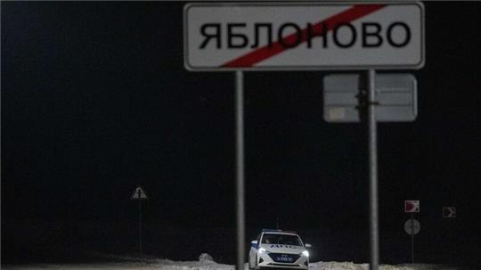 In der Nähe der Absturzstelle des russischen Militärtransportflugzeugs in der Nähe von Jablonowo in der Grenzregion Belgorod ist ein Polizeifahrzeug im Einsatz.