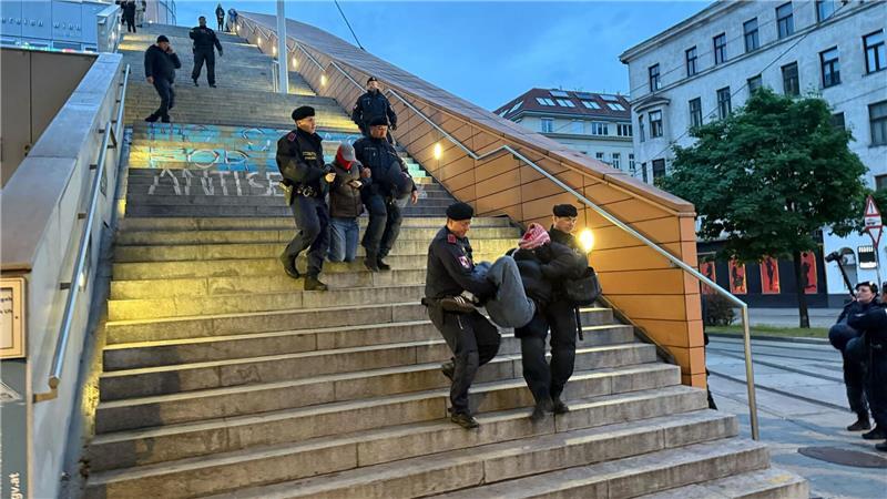 In der Nähe der Veranstaltungshalle wurden zudem 14 propalästinensische Aktivisten festgenommen.