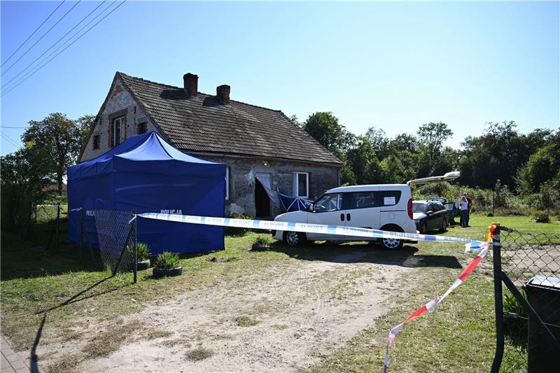 In der Nähe der polnischen Stadt Danzig finden Ermittler drei tote Neugeborene in einem heruntergekommenen Haus.