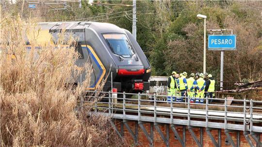 In der Nähe des Bahnhofs von Pesaro geriet eine Stromkabine in Brand.