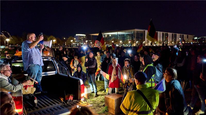 Autokonvoi gegen hohe Spritpreise vor Reichstag in Berlin In der Nähe des Reichstages gab es eine Kundgebung.
