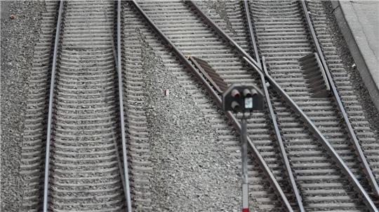 In der Nähe von Preetz ist eine 77 Jahre alte Frau von einem Zug angefahren worden. (Symbolbild)