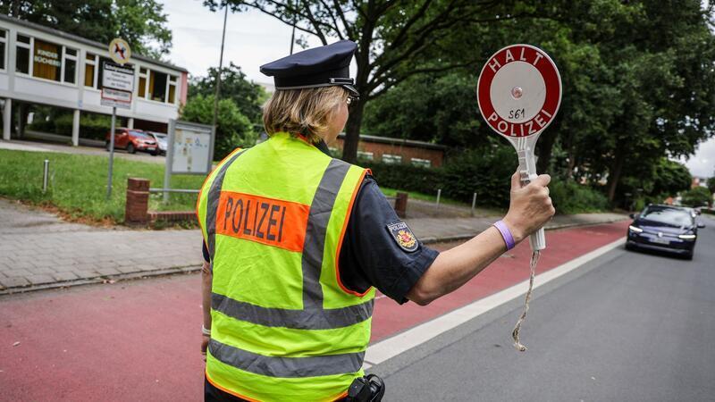 Kontrollen vor Schulen - Polizei stellt viele Verstöße fest In der Nähe von Schulen sollten Autofahrer und -fahrerinnen besonders vorsichtig fahren - doch nicht alle tun das. (Archivbild)